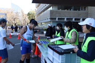 武蔵野市スポーツボランティア「HANDS」(武蔵野文化生涯学習事業団)の活動の様子